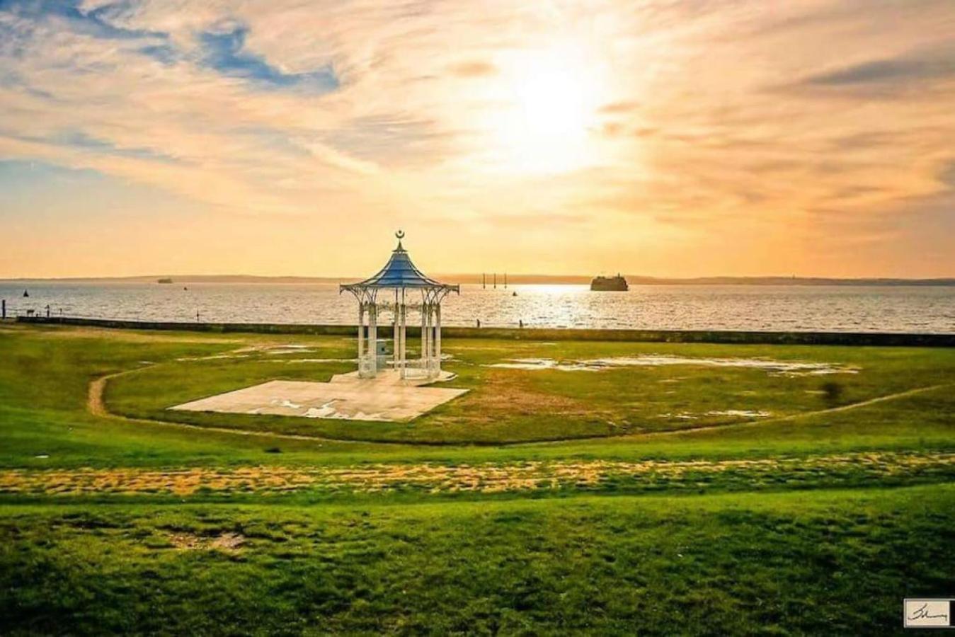 Air Maison - Stunning Beach Front Apartment Portsmouth Ngoại thất bức ảnh
